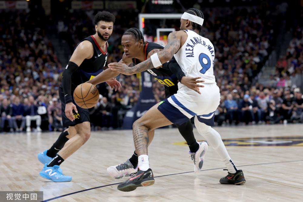 巴萨中场的 巴萨中场的